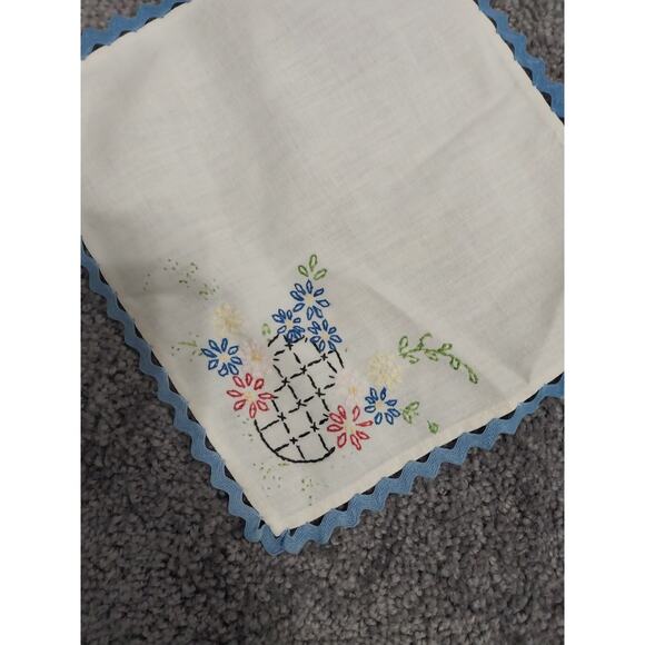 Vintage Embroidered Dollies Scalloped Edge Design 9" Pineapple Flowers Set Of 2 - Picture 3 of 5